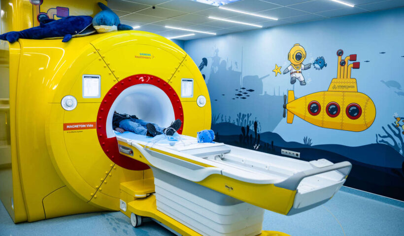 Gyermekek vizsgálatára szolgáló MR-berendezést adtak át a Semmelweis Egyetemen