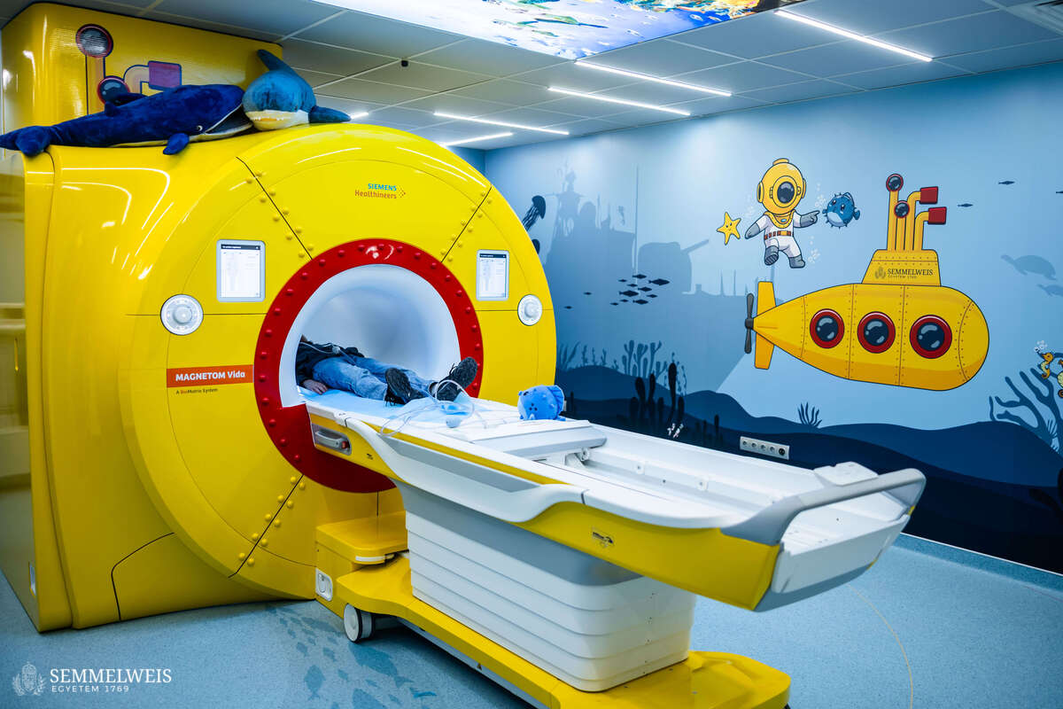 Gyermekek vizsgálatára szolgáló MR-berendezést adtak át a Semmelweis Egyetemen