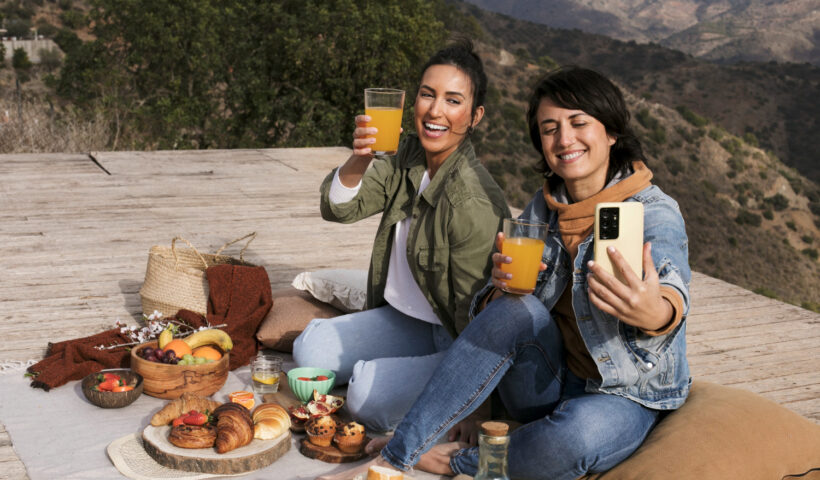 https://www.magnific.com/free-photo/smiley-friends-taking-selfie-full-shot_24234876.htm#fromView=search&page=2&position=10&uuid=4938a6ab-ffa8-49bc-b1a5-c4f593832a40&track=ais_test_b&query=utaz%C3%A1s+%C3%A9lelmiszer