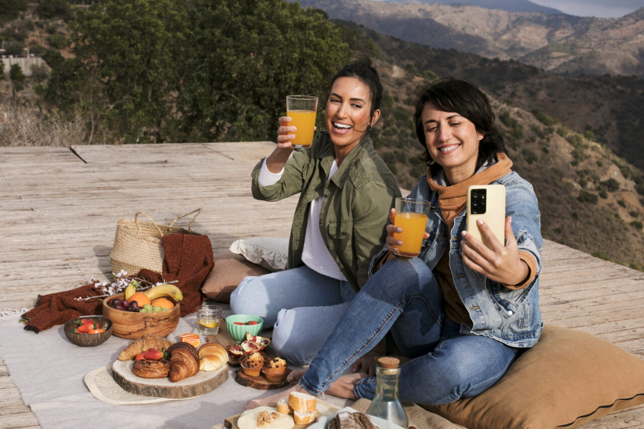 https://www.magnific.com/free-photo/smiley-friends-taking-selfie-full-shot_24234876.htm#fromView=search&page=2&position=10&uuid=4938a6ab-ffa8-49bc-b1a5-c4f593832a40&track=ais_test_b&query=utaz%C3%A1s+%C3%A9lelmiszer